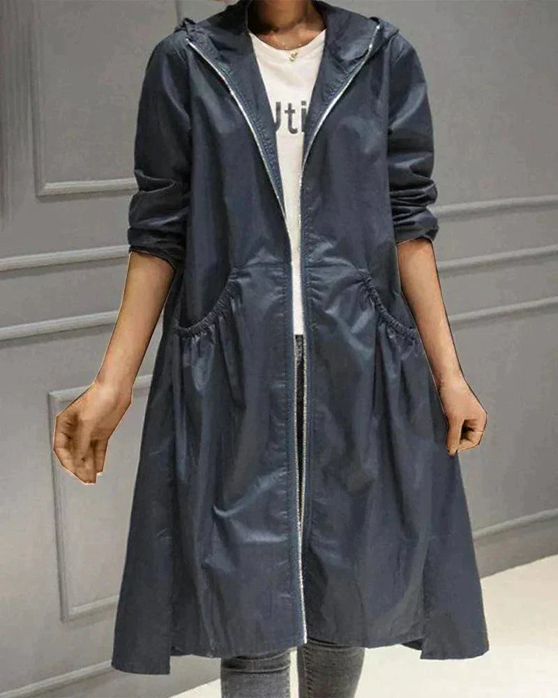 Lange Damen Regenjacke mit Kapuze – Leichte Jacke mit Reißverschluss und Geräumigen Taschen
